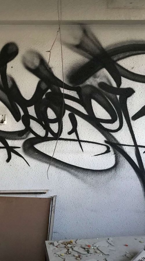 Taqueo personalizado en graffiti tag con estilo urbano