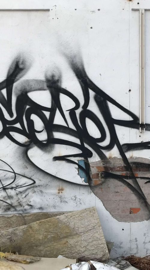 Taqueo personalizado en graffiti tag con estilo urbano