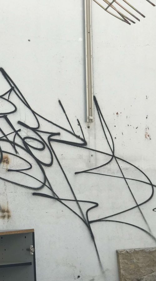 Taqueo personalizado en graffiti tag con estilo urbano