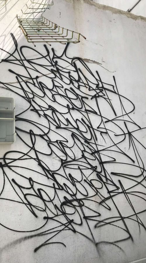 Taqueo personalizado en graffiti tag con estilo urbano