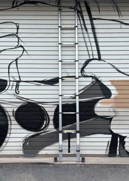 Mural de manos apretando tuerca en taller Euromaster Málaga