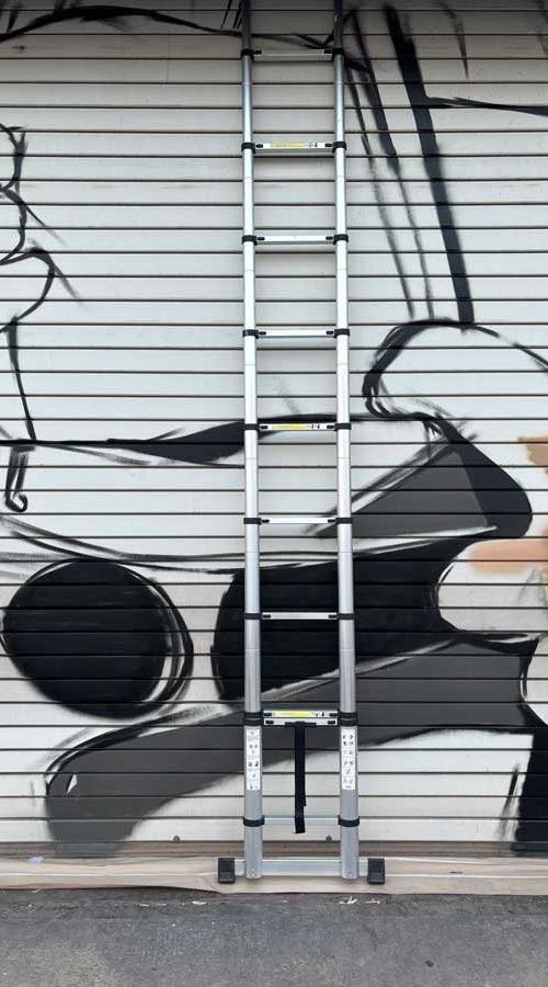 Mural de manos apretando tuerca en taller Euromaster Málaga