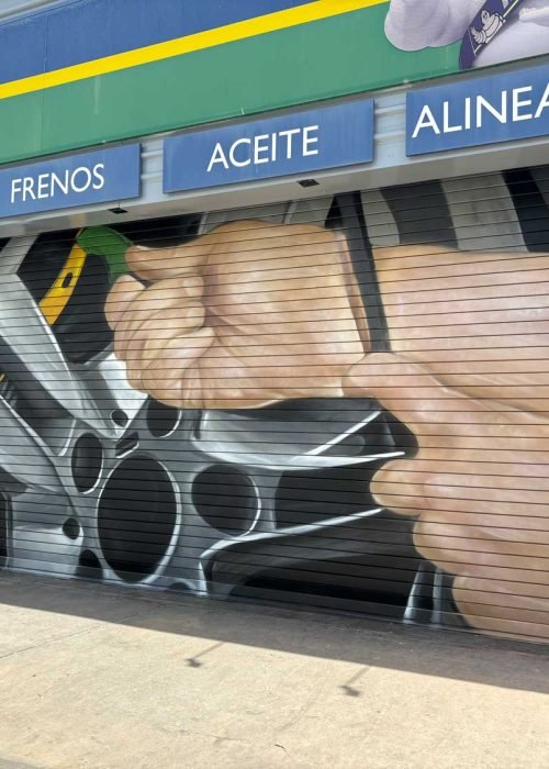 Mural de manos apretando tuerca en taller Euromaster Málaga