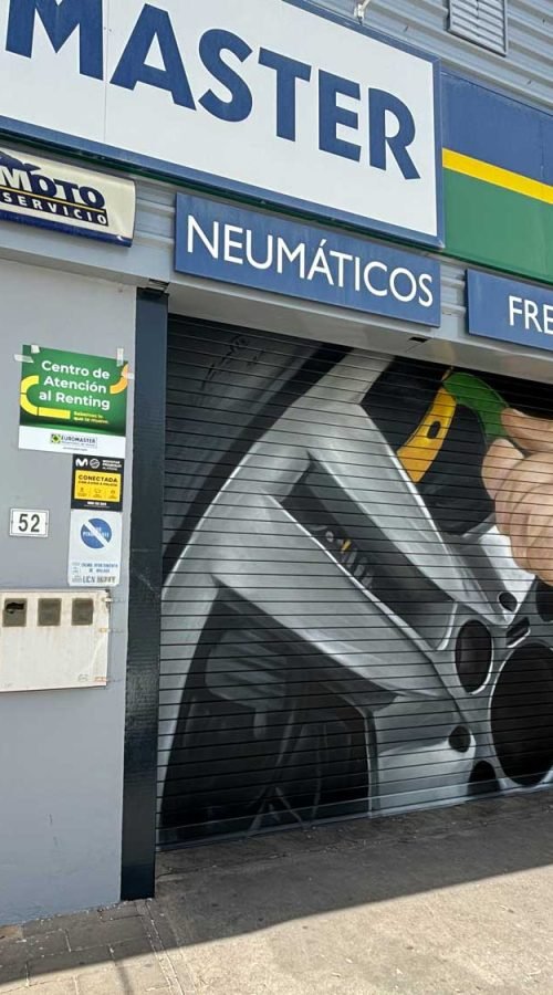 Mural de manos apretando tuerca en taller Euromaster Málaga