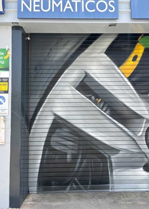 Mural de manos apretando tuerca en taller Euromaster Málaga