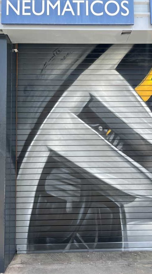 Mural de manos apretando tuerca en taller Euromaster Málaga