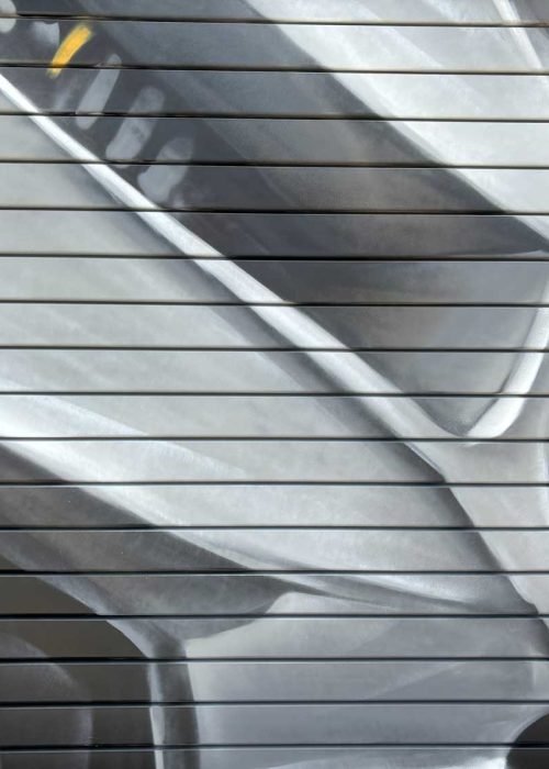 Mural de manos apretando tuerca en taller Euromaster Málaga