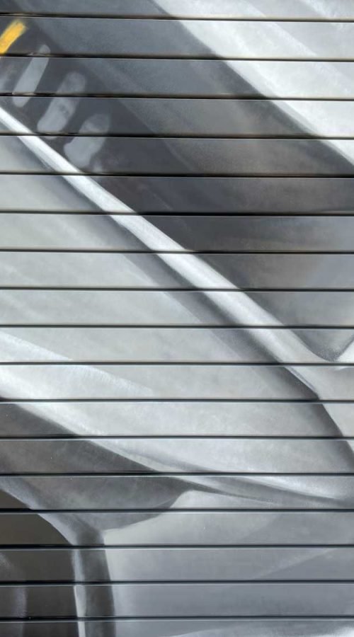 Mural de manos apretando tuerca en taller Euromaster Málaga