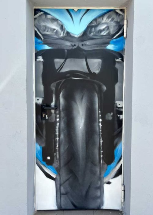 Mural de manos apretando tuerca en taller Euromaster Málaga