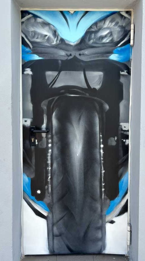 Mural de manos apretando tuerca en taller Euromaster Málaga